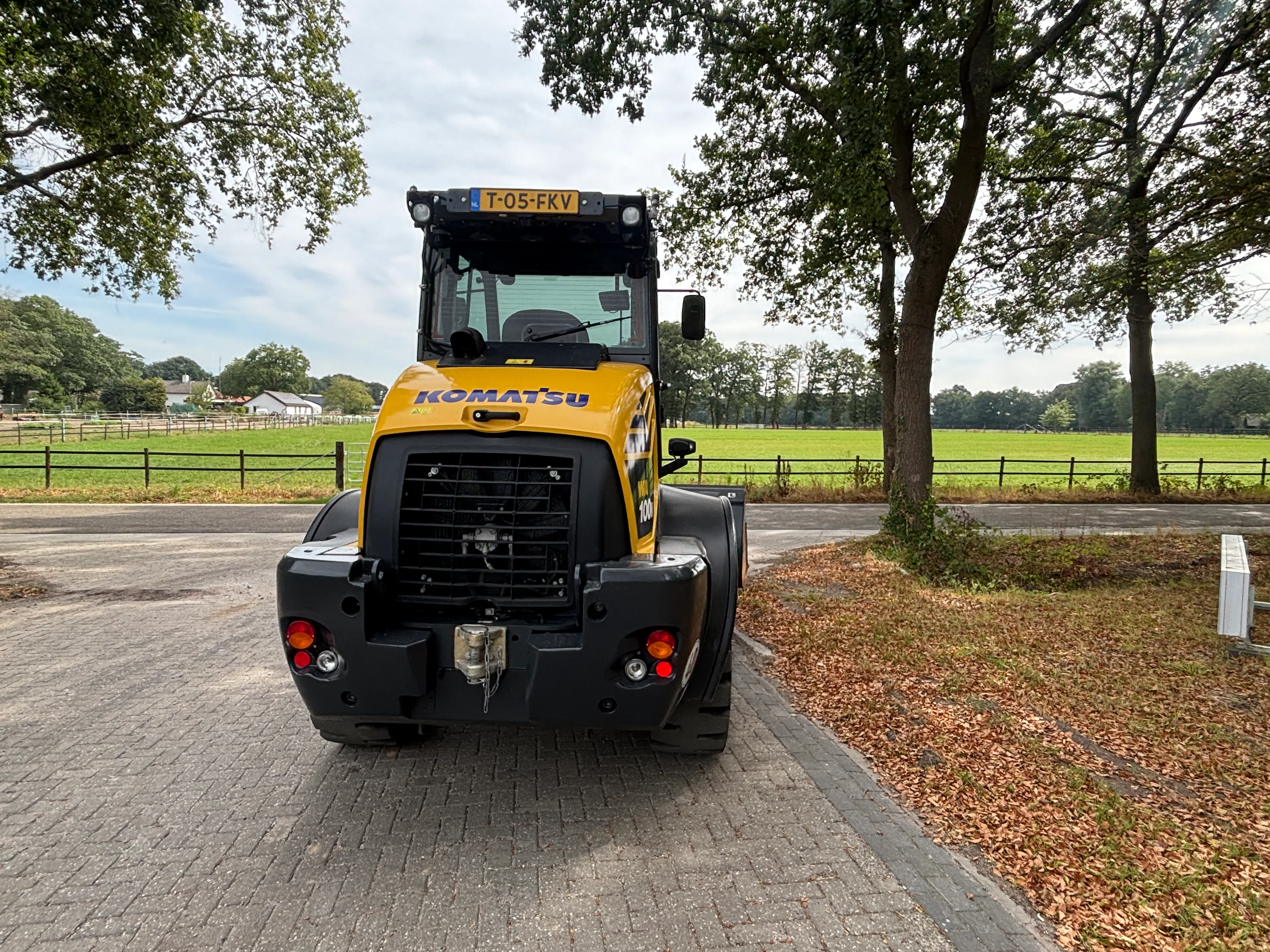 Komatsu WA100M-8