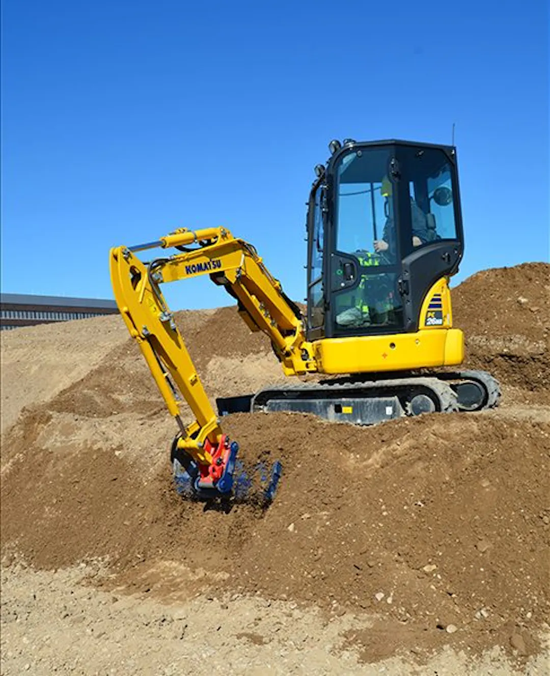 Komatsu PC26MR-5 minigraafmachines in het zand