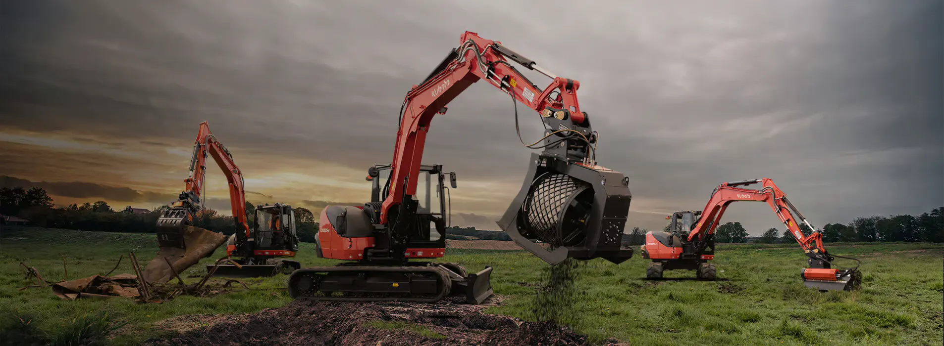 Drie Kubota mini-graafmachines op een grasveld