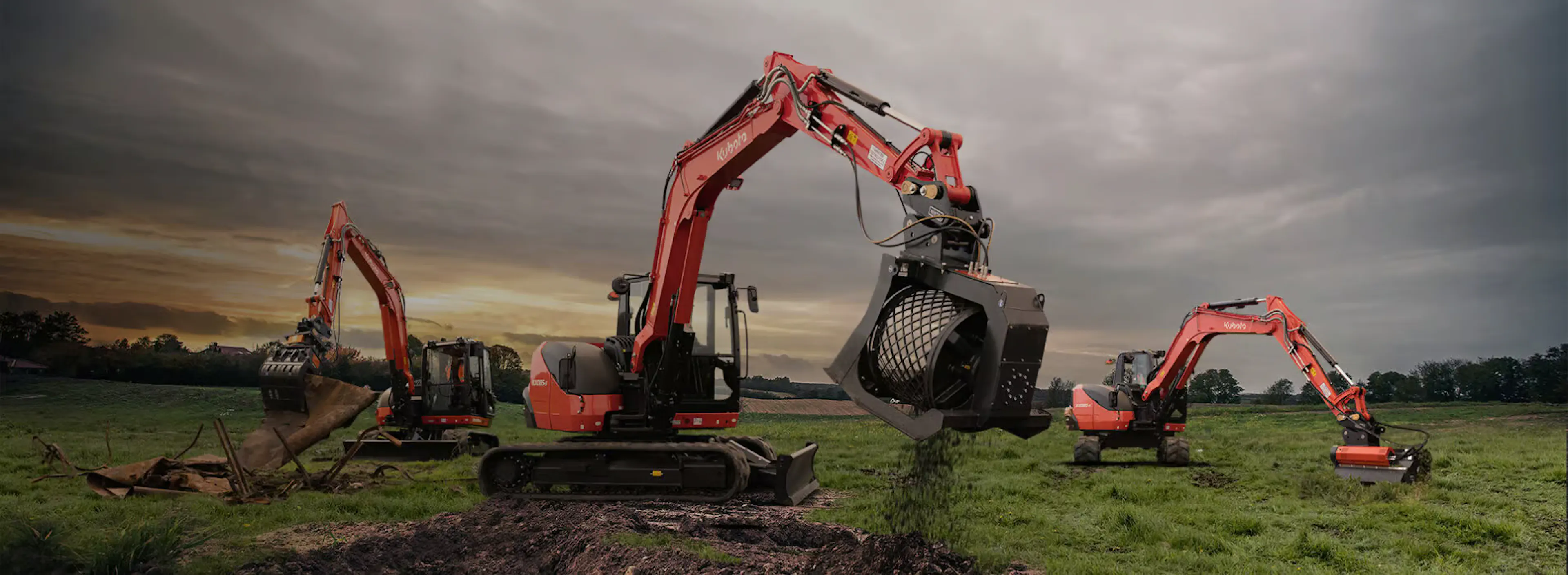 Drie Kubota mini-graafmachines op een grasveld
