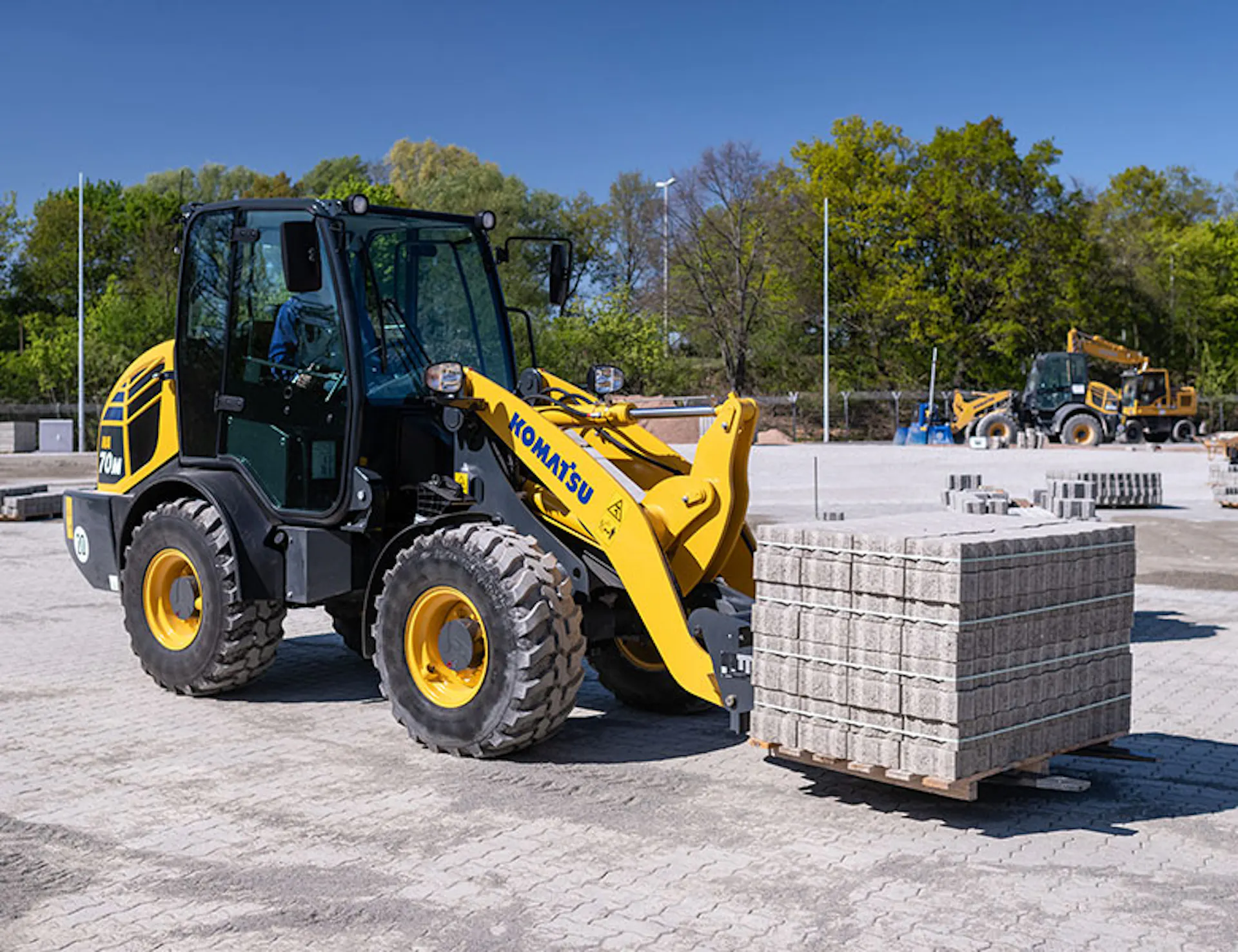 Komatsu_WA_70M_Action_0431