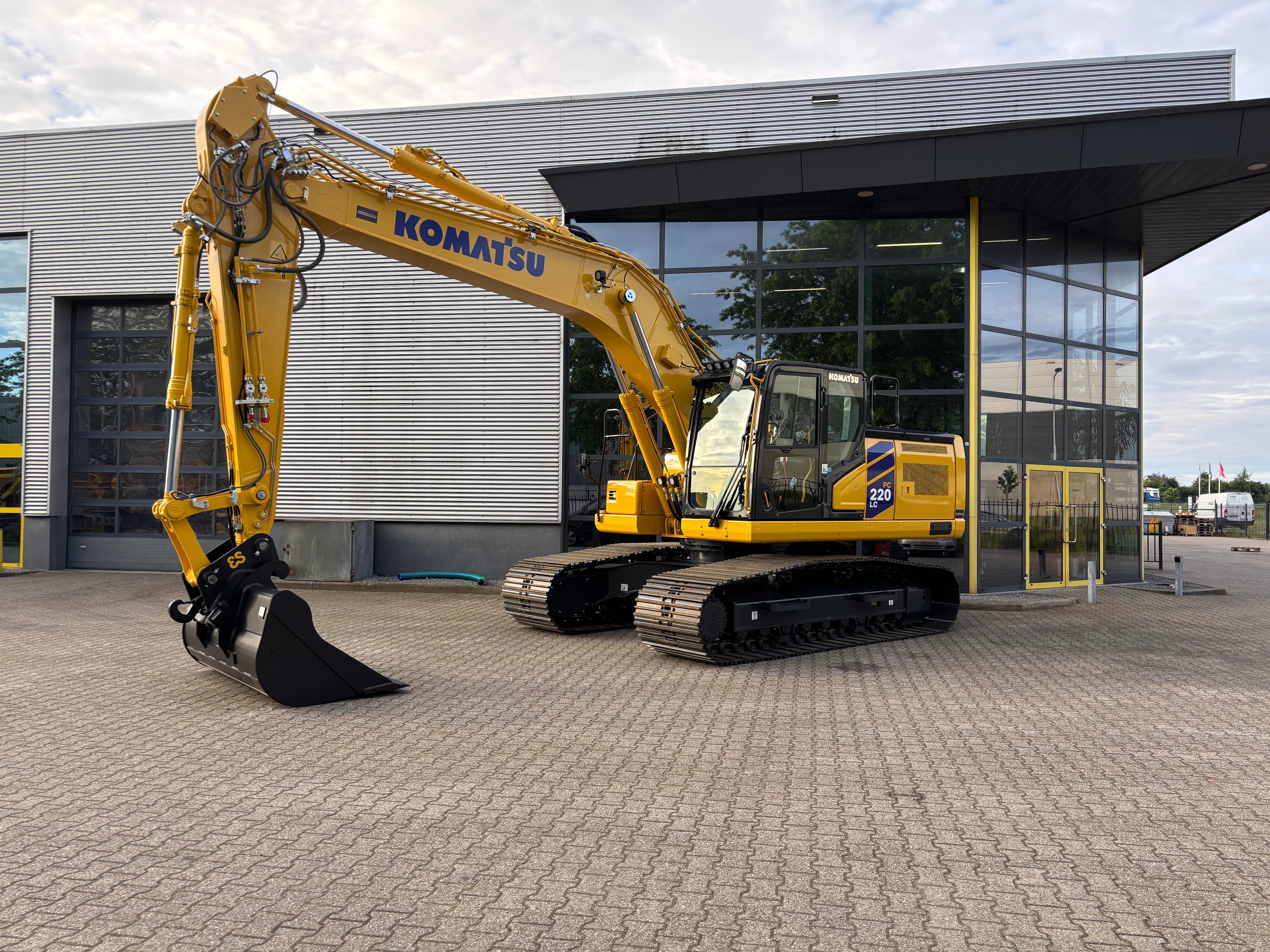 Komatsu PC220-12 rupsgraafmachine voor Swinkelshermans pand in Venlo