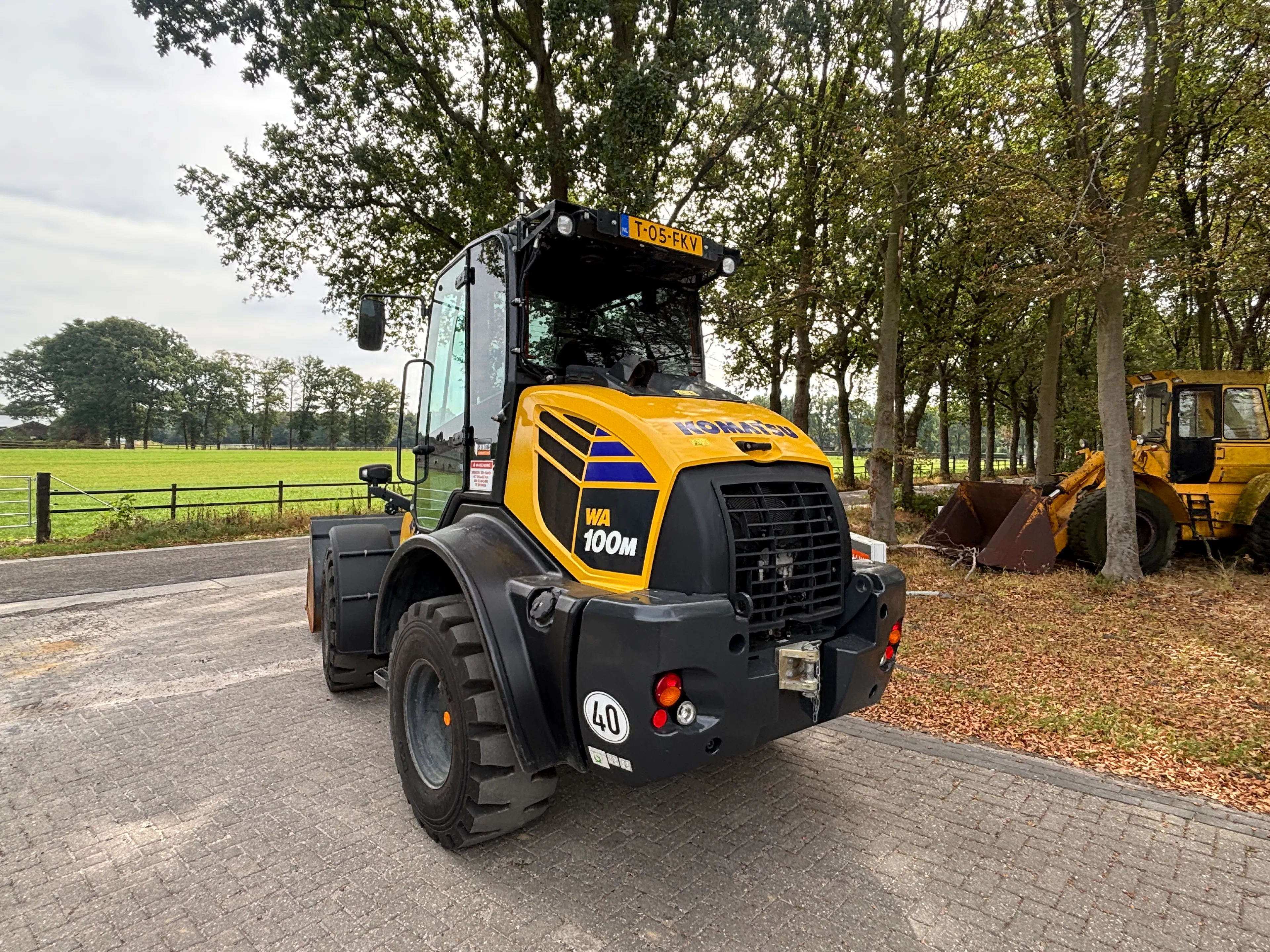 Komatsu WA100M-8