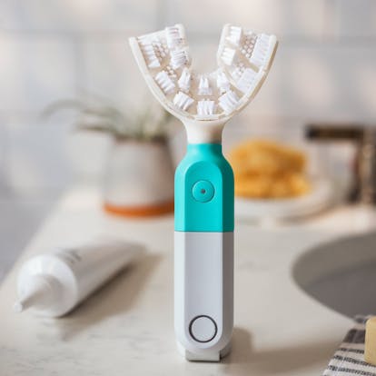 Meet Sympl, the toothbrush that’s way more effective at removing plaque than traditional brushing.