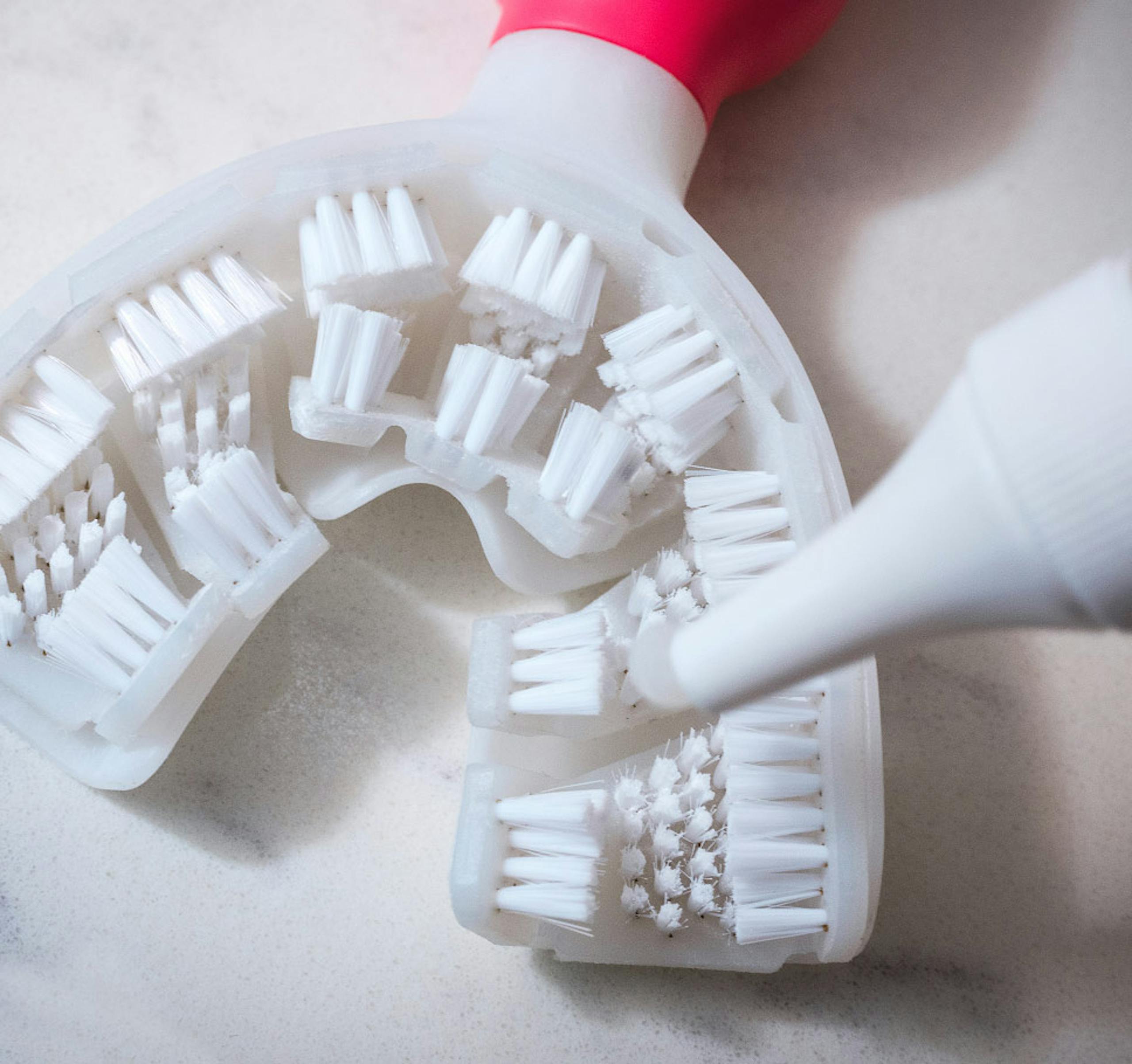 Meet Sympl, the toothbrush that’s way more effective at removing plaque than traditional brushing.