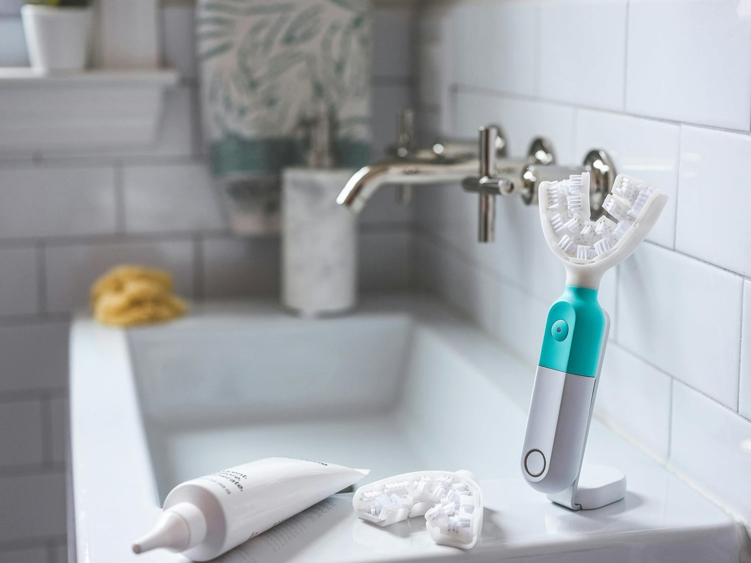 Meet Sympl, the toothbrush that’s way more effective at removing plaque than traditional brushing.