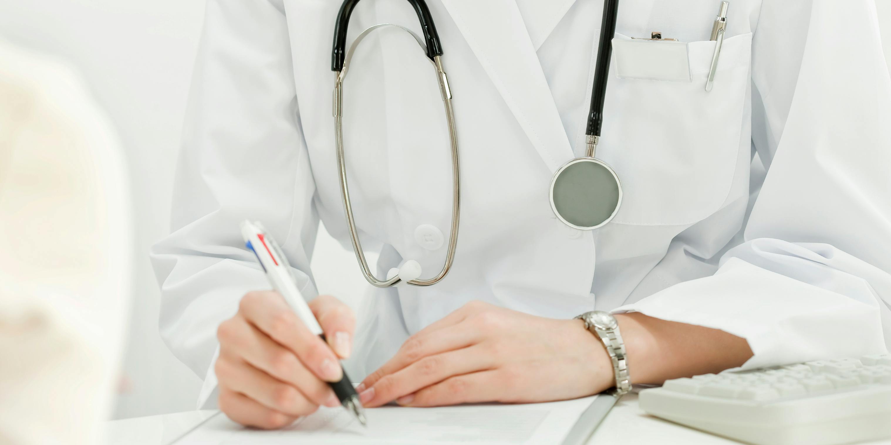 illustration d'un docteur écrivant une ordonnance