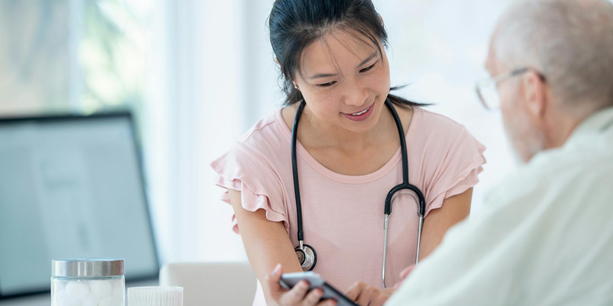 illustration d'une jeune infirmière portant assistance à une personne âgée