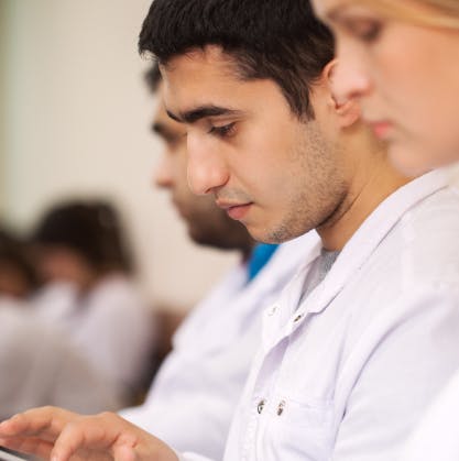 étudiants en médecine qui consultent leur téléphone et leur tablette pour de l'information sur les médicaments 