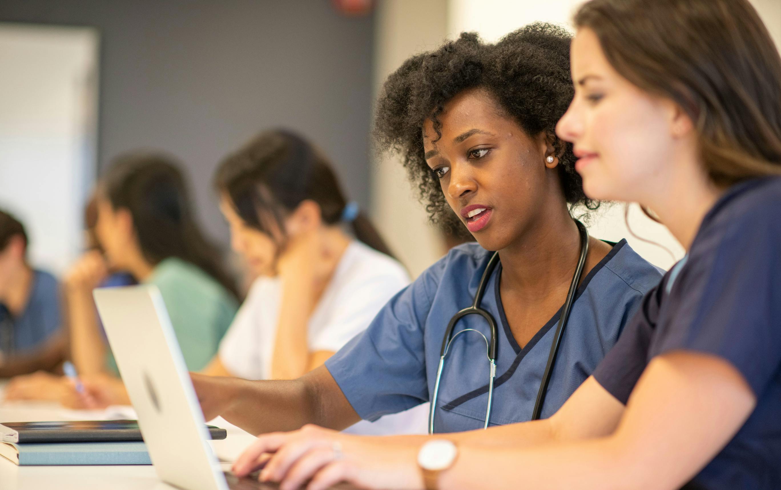 deux étudiantes en médecine utilisant des outils numérique