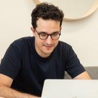 L'image de profil de Nadjib Bennaï en train d'utiliser un ordinateur portable