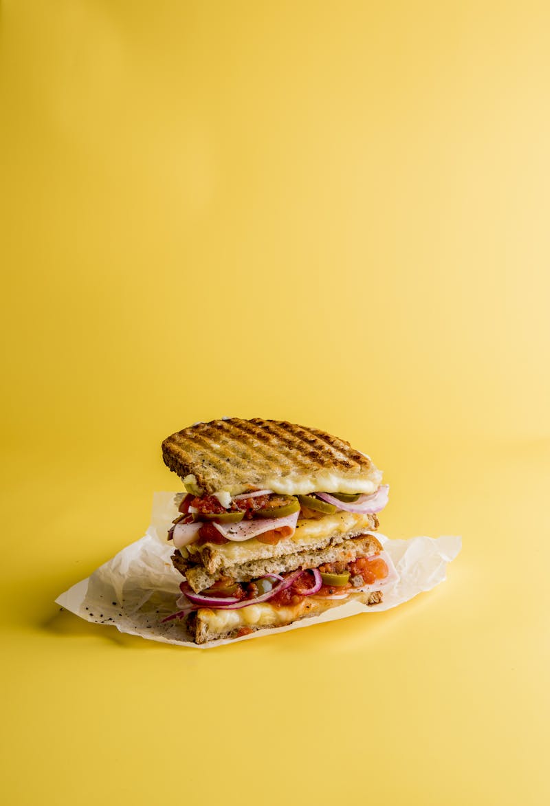 Visste du at smeltet Synnøve ost er like sunt som vanlig Synnøve gulost? Og det beste av alt er at det er superdigg! Prøv en av våre oppskrifter, perfekt som lunsj, middag, kveldsmat eller helgefrokost. Du kan også lage dine egne varianter med rester du har i kjøleskapet. Ha en fantastisk osteopplevelse, hilsen oss i Synnøve.