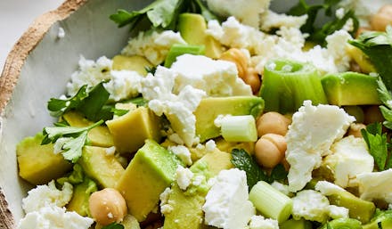 Salat med feta, avokado og kikerter 