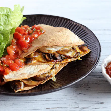 Quesadillas med sopp, spinat og smeltet ost