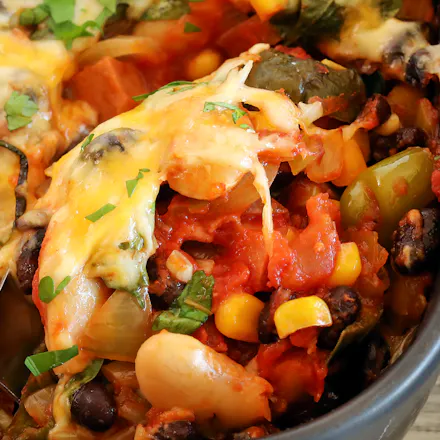 Tex-mex bønnegrateng med chorizo og spinat