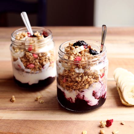 Synnøves frokostgranola med ekte gresk yoghurt, syltetøy og banan