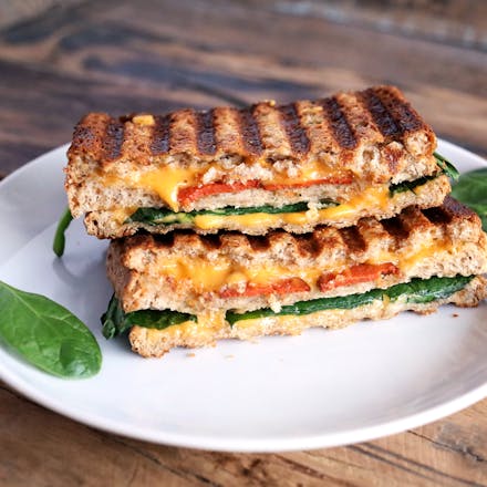 Cheddartoast med chorizo og spinat