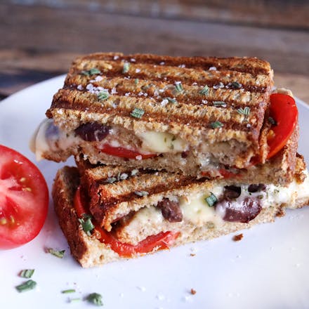 Tasty toast med Synnøve Gårdsost, hvitløkssmør, tomat og oliven