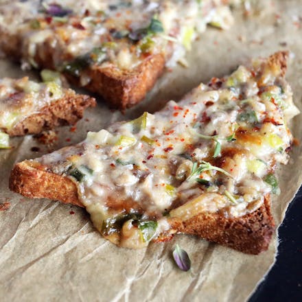 Ostesmørbrød med Synnøve Rabagast, revet sopp og vårløk