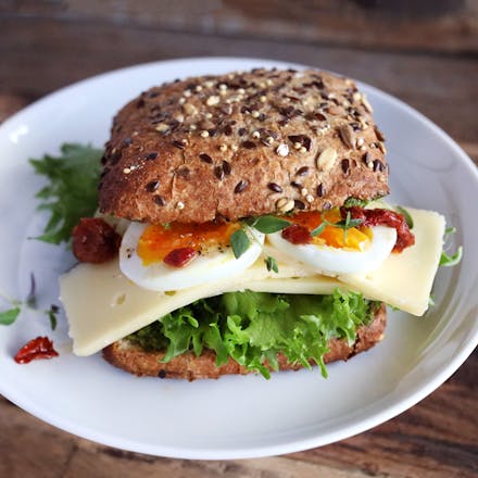 Sandwich med Synnøve Gårdsost, egg, soltørket tomat og pesto