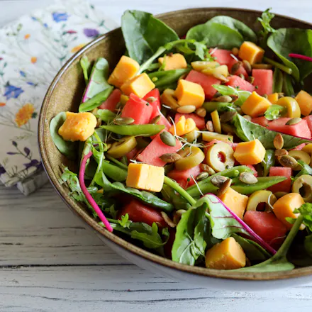 Sommersalat med vannmelon og Synnøve Ostesnacks
