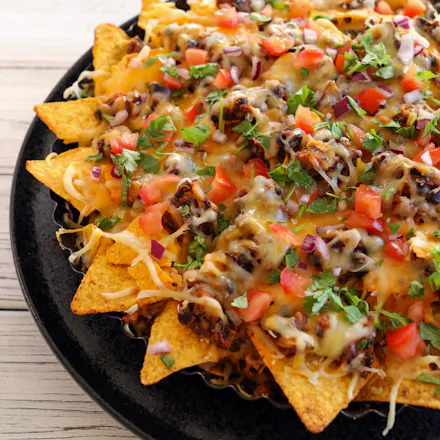 Nachos med refried beans og smeltet ost