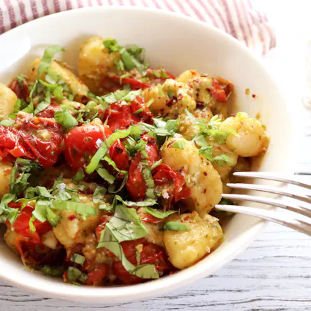 Gnocchi med ovnsbakte minitomater, basilikumpesto og ost