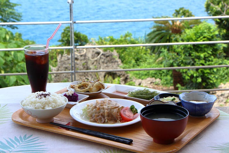 カフェt C とうらく きらめく海を眺めながら 島ごはんを心ゆくまで 沖楽