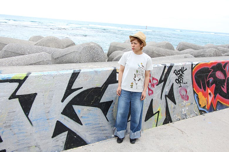 琉球ぴらす｜陶芸家 香月礼（かつきあや）さんのオリジナルデザインTシャツを着た女性