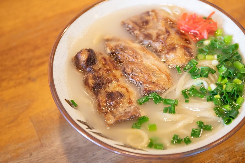 てだこそば 新しくて癖になる 県民が通うこだわりの沖縄そば店 沖楽 てだこそば 新しくて癖になる 県民が通うこだわりの沖縄そば店 沖楽