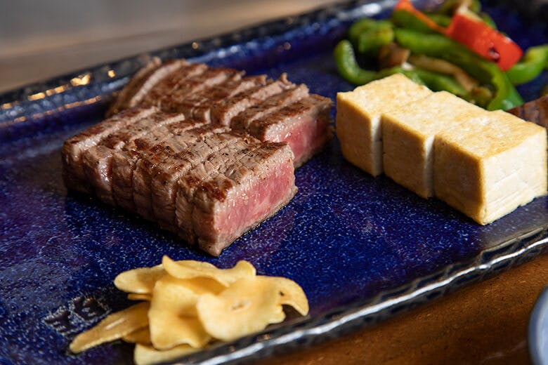 鉄板焼きステーキレストラン 碧 全スタッフ女性による心づくしのおもてなしで 洗練された食材をいただく 沖楽 鉄板焼きステーキレストラン 碧 全スタッフ女性による心づくしのおもてなしで 洗練された食材をいただく 沖楽