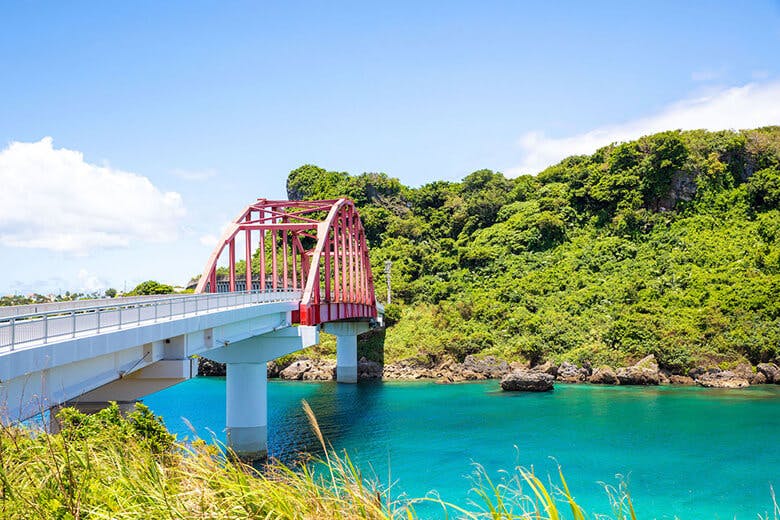 伊計ビーチ 青く澄んだサンゴ礁の海で 遊ぶも憩うも思うがまま 沖楽