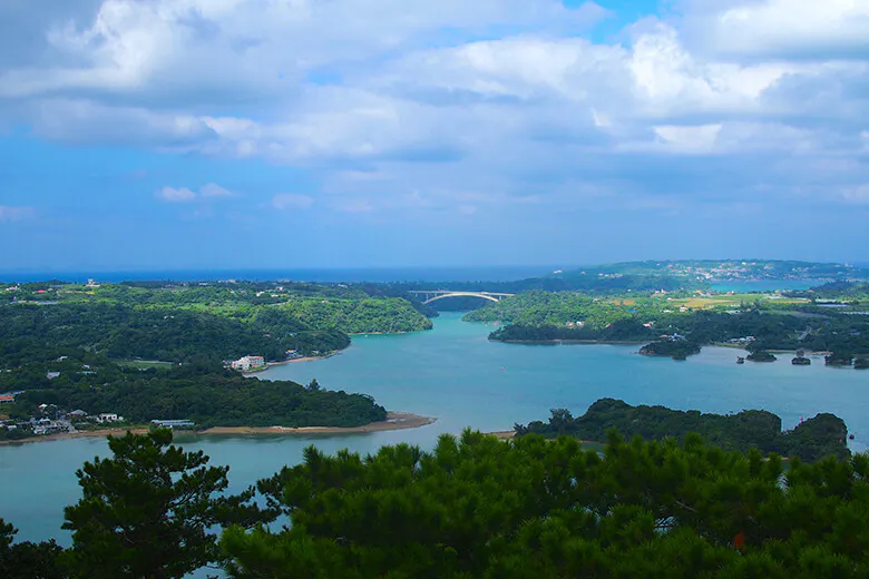 嵐山展望台 羽地内海を一望する絶景パノラマ 沖縄レンタカードライブにおすすめ 沖楽