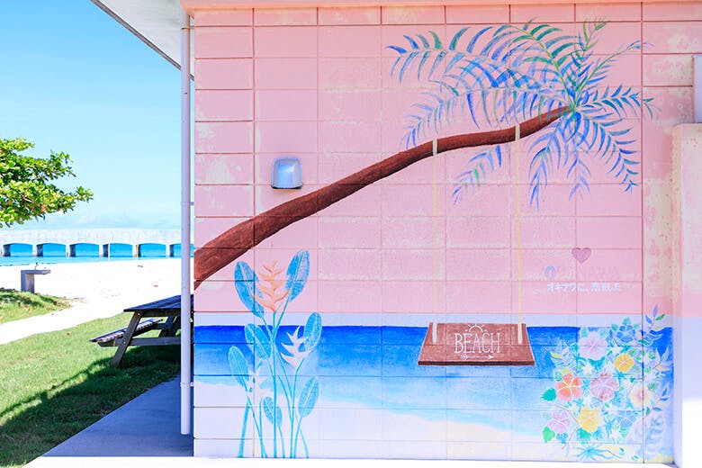 美々（びび）ビーチいとまん｜ビーチスタッフが描いたインスタ映えする、ヤシの木とブランコの壁画