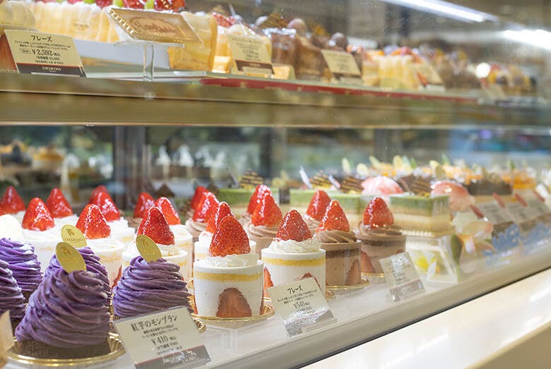 エーデルワイス沖縄｜ショーケースに並んだ、ショートケーキやレモンタルト、レアチーズ、フルーツタルトなど色鮮やかなケーキ。