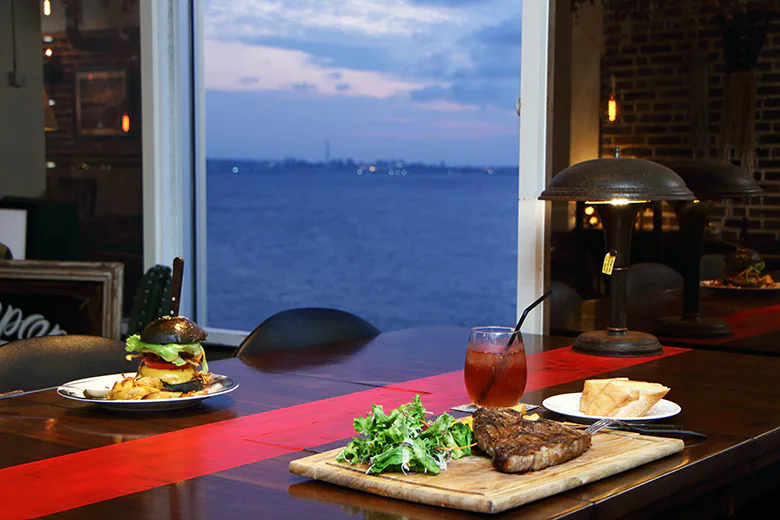 エメラルドオーシャンサイド 南国のサンセットを眺めながら こだわりの肉料理を 沖楽