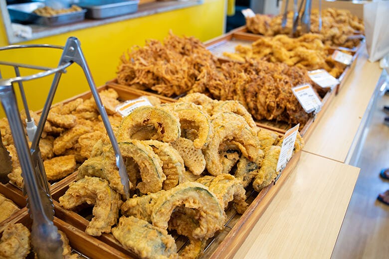 上間弁当天ぷら店 沖縄のローカルグルメを味わってほしい 県民に愛される歴史と理由をご紹介 沖楽 上間弁当天ぷら店 沖縄のローカルグルメを味わってほしい 県民に愛される歴史と理由をご紹介 沖楽