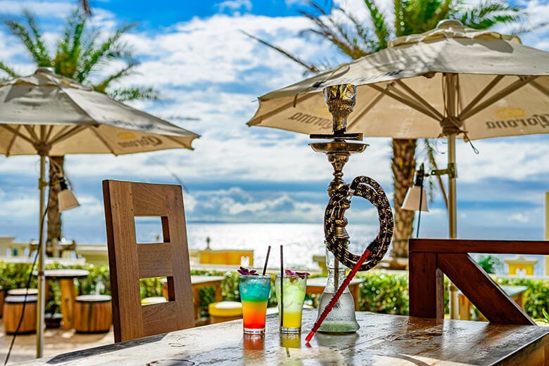 Cafe Bar Mai Malu マイマル 北谷の海を眺めながら カフェメニューやお酒でバリ風リゾートを楽しむ アメリカンビレッジ内のお店 沖楽