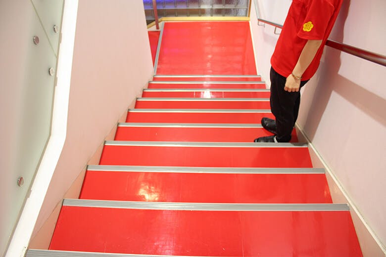 上間商店｜工場内の赤い階段