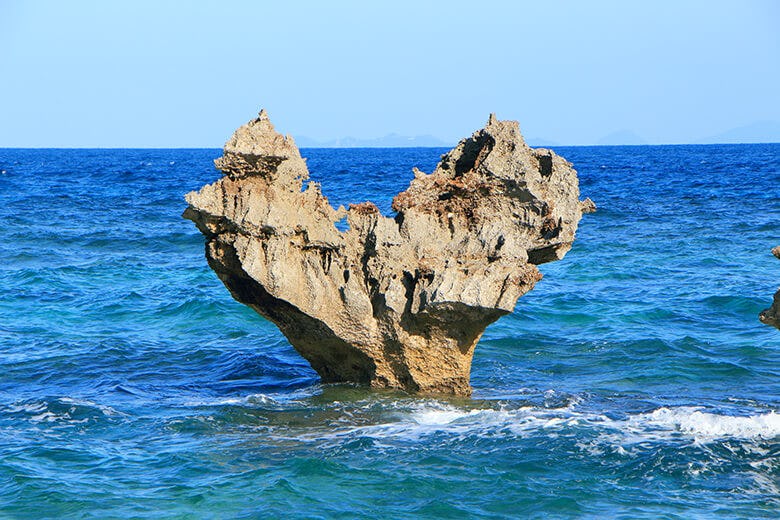 ハートロック アダムとイブ伝説が残る恋の島 古宇利島のティーヌ浜にある人気観光スポット 沖楽