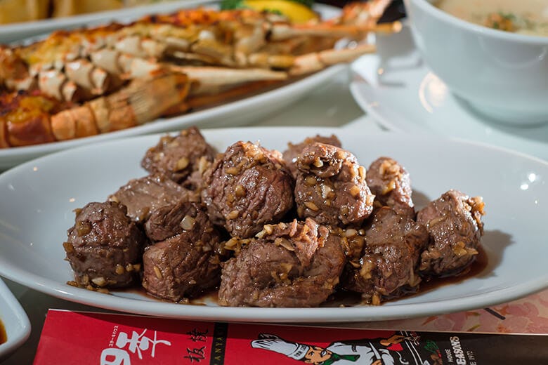 ステーキハウス四季 沖縄市園田本店 コックのパフォーマンスと心配りを目の前でいただく 至極の沖縄グルメ 沖楽 ステーキハウス四季 沖縄市園田本店 コックのパフォーマンスと心配りを目の前でいただく 至極の沖縄グルメ 沖楽