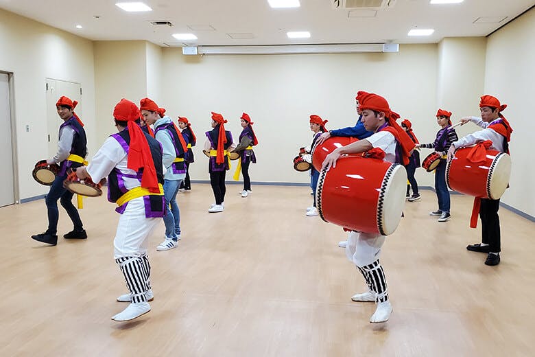 エイサー会館 ディープな沖縄観光エリア コザ で 沖縄の伝統芸能エイサーを体験しよう 沖楽