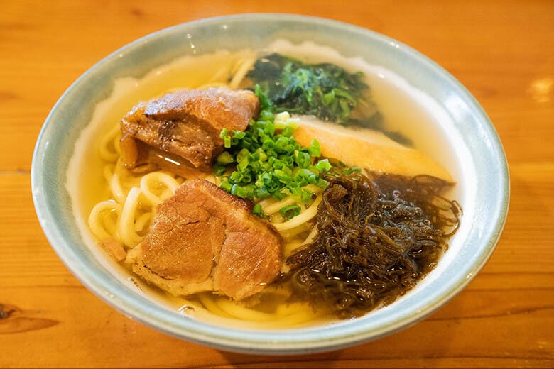 古謝そば屋 こだわりの自家製麺で宮古島の人々から愛され続ける素朴な美味しさ 沖楽 古謝そば屋 こだわりの自家製麺で宮古島の人々から愛され続ける素朴な美味しさ 沖楽