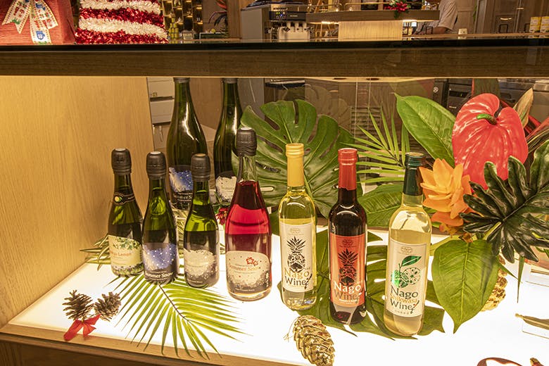 ナゴパイナップルパーク｜ロゼスパークリングワインがディスプレイされた、シンボルオブジェの展示棚