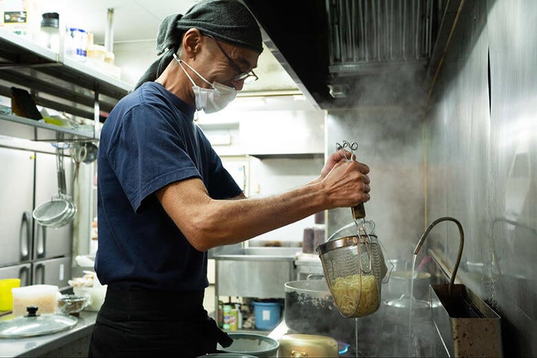 古謝そば屋 こだわりの自家製麺で宮古島の人々から愛され続ける素朴な美味しさ 沖楽 古謝そば屋 こだわりの自家製麺で宮古島の人々から愛され続ける素朴な美味しさ 沖楽