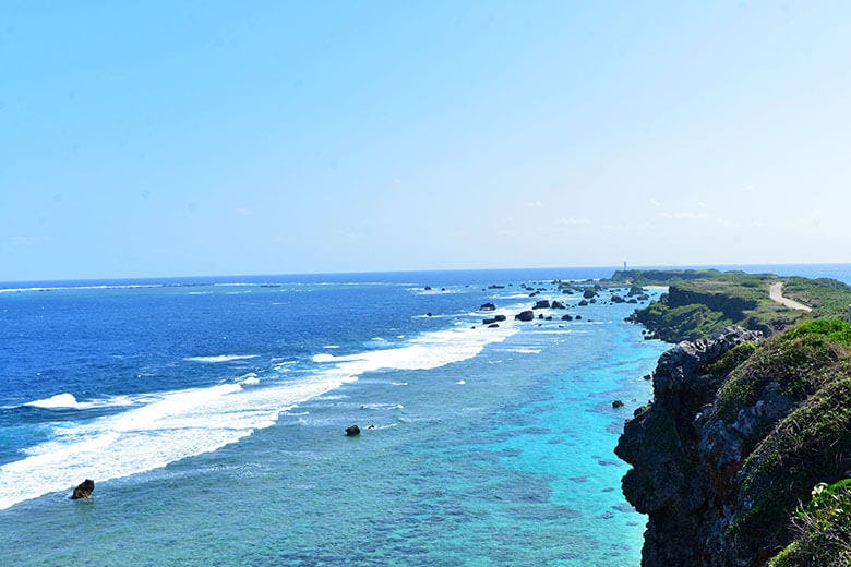 東平安名崎 ひがしへんなざき 2つの海をへだてる境界線 左に東シナ海 右に太平洋を望む青のグラデーション 沖楽 東平安名崎 ひがしへんなざき 2つの海をへだてる境界線 左に東シナ海 右に太平洋を望む青のグラデーション 沖楽