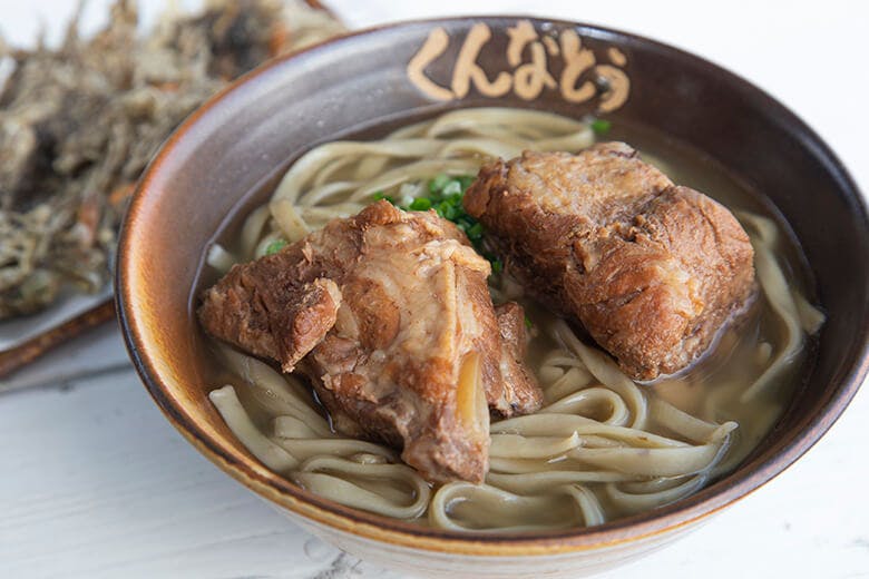 もずくそばの店 くんなとぅ 奥武島を見渡す絶景沖縄そば屋でもずく麺をいただく 沖楽