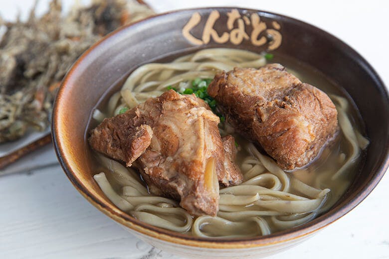 もずくそばの店 くんなとぅ 奥武島を見渡す絶景沖縄そば屋でもずく麺をいただく 沖楽 もずくそばの店 くんなとぅ 奥武島を見渡す絶景沖縄そば屋でもずく麺をいただく 沖楽