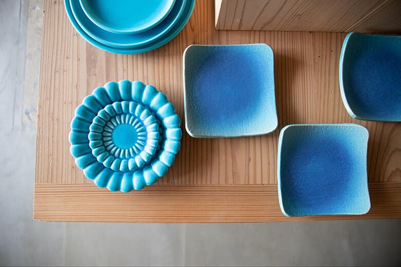 ゆいまーる沖縄｜美しい青色が特徴的な陶器のお皿