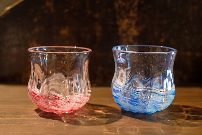琉球民芸ギャラリー 鍵石（キーストン）｜泡と渦潮の文様が美しい、赤と青の琉球ガラスのペアカップ